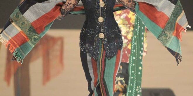 model kebaya batik anne avantie_8b7a14995.jpg